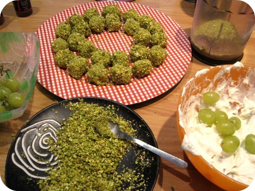 palline di uva, gorgonzola, pistacchi